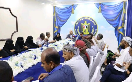 فريق التوجيه والرقابة الرئاسي يعقد اجتماعًا باتحاد نقابات عمال الجنوب ونقابة المعلمين الجنوبيين واللجان المجتمعية بالمكلا