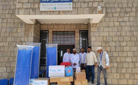 مشروع YHF يسلم معدات طبية لمركزي لكمة الدوكي والوعرة في مديرية الضالع