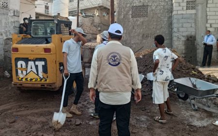 مؤسسة شروين تطلق حملة لإزالة مخلفات أضرار السيول بشعار "لبيك يا عدن" في منطقة القلوعة بالتواهي