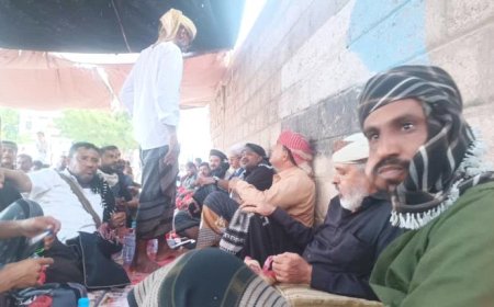 قيادة الحزام الأمني والمشائخ والوجهاء يقدمون واجب العزاء لأسرة المرحوم محمد علي سالم وأولاده في الحصن خنفر