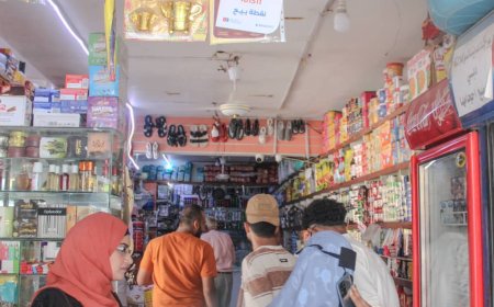 مكتب الصناعة والتجارة والاتحاد المدني يحرران 10 مخالفات ويغلقان عددًا من المحال التجارية في عدن