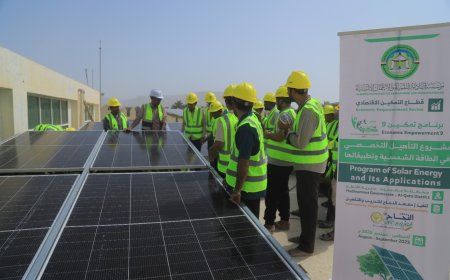متدربو برنامج الطاقة الشمسية يركّبون منظومة لبئر سقيا البادية