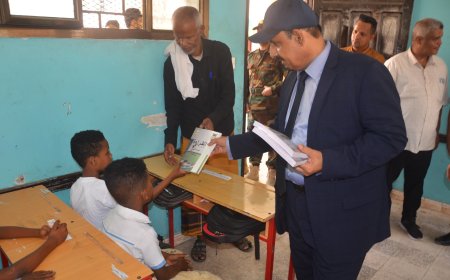 محافظ حضرموت يتفقّد مقاعد الدرس في أول حصة دراسية بمدارس المكلا إيذانًا ببدء العام الدراسي الجديد 2026/2025