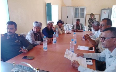 تنفيذي مديرية عتق يعقد اجتماعه الدوري لتعزيز جهود التنمية والخدمات في المديرية