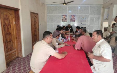 المدير الشاعري يفتتح مظاريف مناقصة مشروع إنشاء شبكة الصرف الصحي في حارة المركزي بمديرية قعطبة