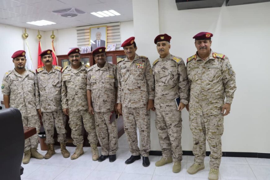 نائب رئيس هيئة الأركان العامة يكرم قائد محور خرز تقديرًا لجهوده في قيادة العمليات العسكرية