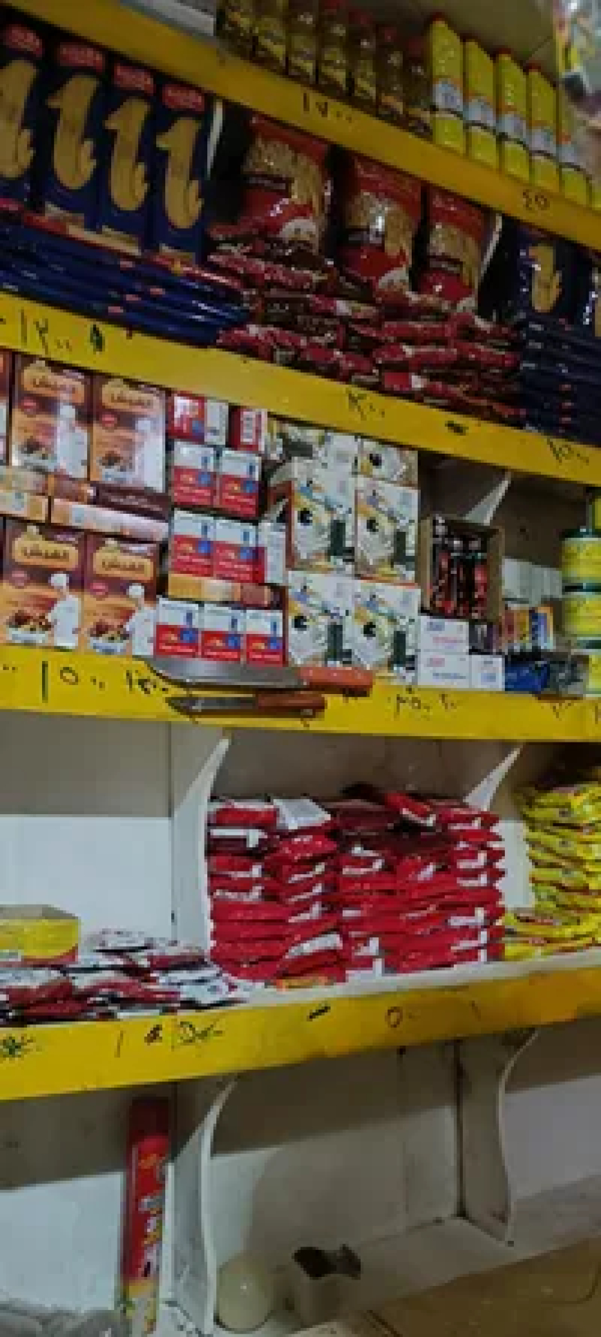 عدن: رغم تعافي العملة المحلية.. تجار الأحياء الشعبية متمسكون برفع الأسعار