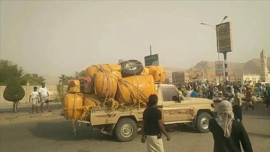 محتجون في حضرموت يمنعون دخول شحنات القات احتجاجًا على تجاوز قرارات الحظر