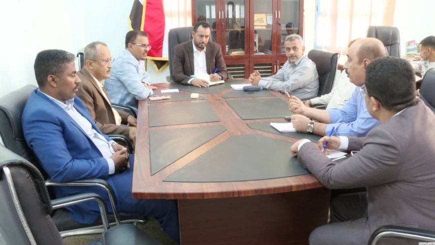الوزير العكبري يرأس اجتماعاً بقيادة السلطة المحلية بحضرموت لمناقشة التحضيرات لإنطلاق العام الدراسي الجديد