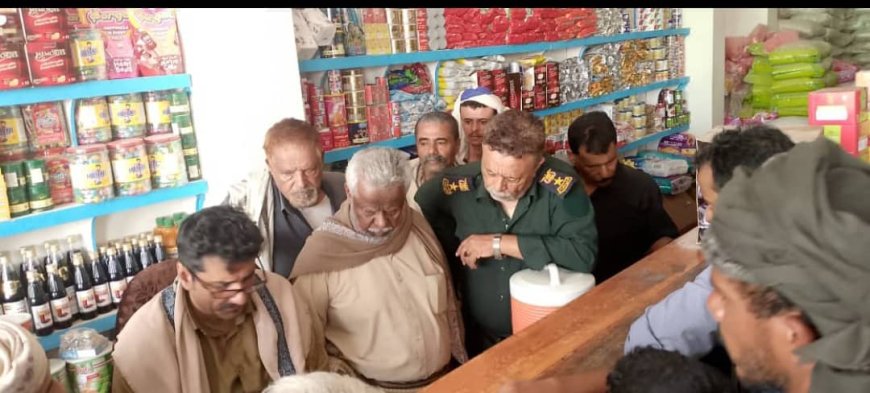 مدير عام ميفعة يواصل نزولاته الميدانية إلى أسواق المديرية لمراقبة حركة ضبط الأسعار