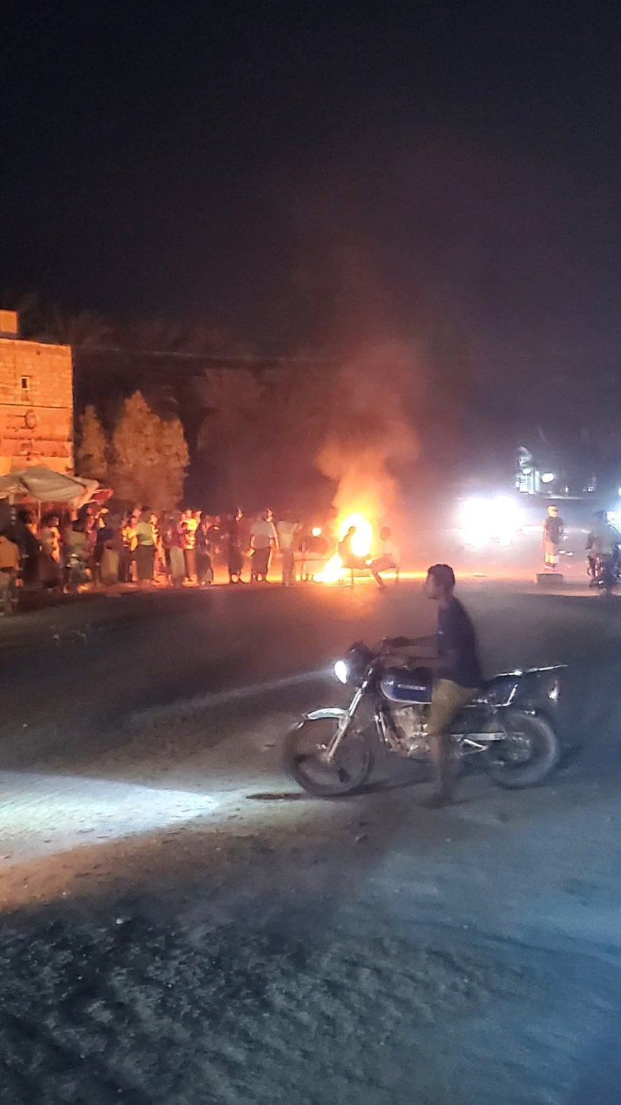 عاجل.. محتجون في سيئون يضرمون النيران ويعتصمون قرب قيادة المنطقة العسكرية الأولى