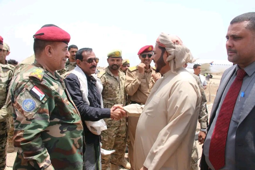 محافظ سقطرى يعود إلى الأرخبيل بعد زيارة عمل للعاصمة عدن ودولة الإمارات