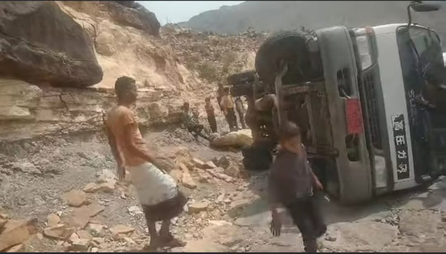 عاجل | انقلاب شاحنة نقل وسط قبيلة الزعازع بتعز نتيجة الأمطار الغزيرة