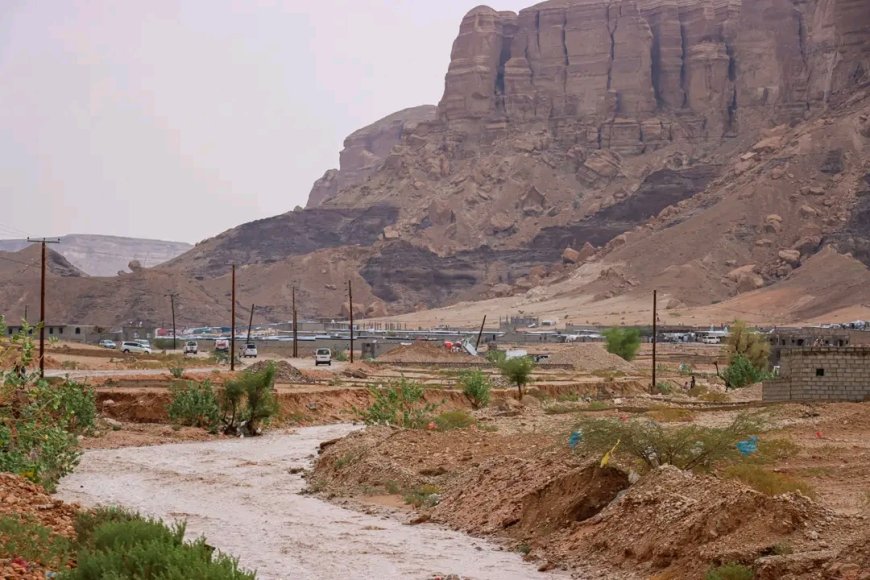 مشاهد مصورة: لمدينة عتق وعدد من مناطق المحافظة التي شهدت هطول أمطار متفاوتة الغزارة