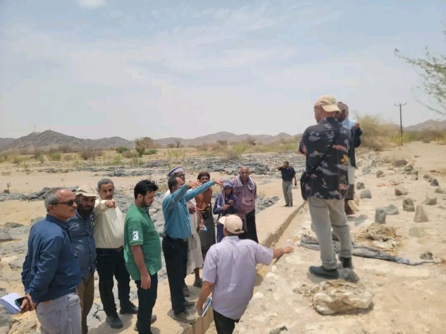 فريق وحدة التغيرات المناخية بوزارة المياه والبيئة يزور مديرية نصاب لتقيّيم الأضرار البيئية