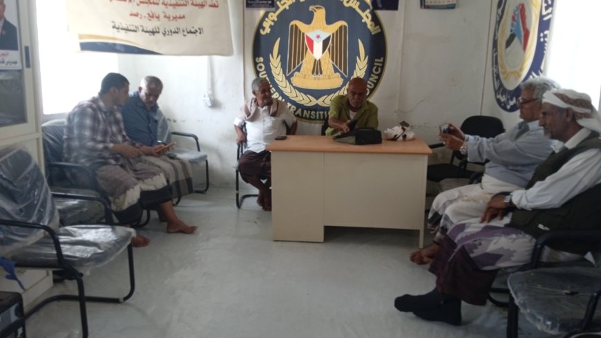 السلطات المحلية والأمنية والمجلس الانتقالي واللجان المجتمعية والإعلام يناقشون محضر ضبط الأسعار في يافع