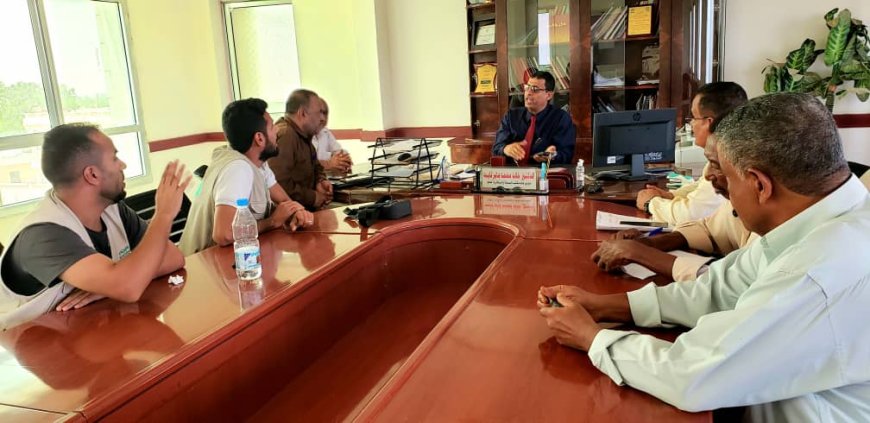 مدير عام مكتب الصحة بلحج يلتقي بمنظمة العون المباشر ويناقش معهم عدد من التدخلات