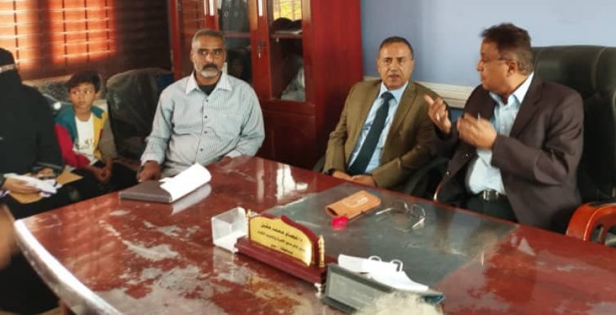 د. لصور رئيس جامعة عدن يزور مكتب محو الأمية ويشيد بجهود الدكتور المقبلي المتميزة