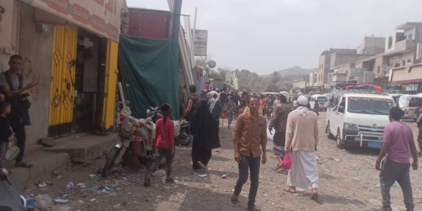 محتجون يغلقون محلات تجارية في ريف تعز الجنوبي للمطالبة بخفض الأسعار