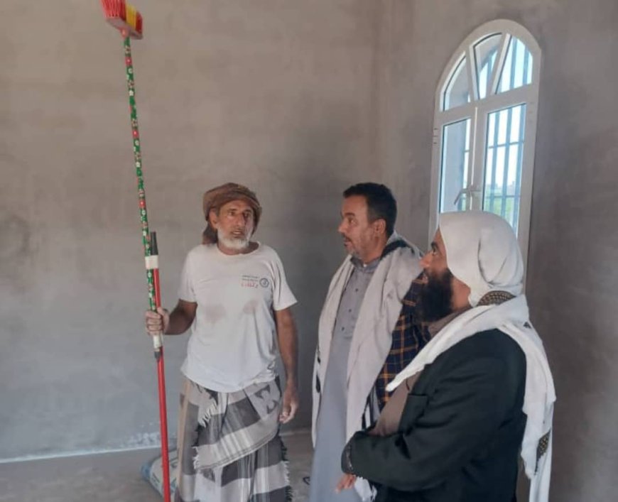 نائب مدير عام أوقاف شبوة يتفقد عددًا من المساجد في طور التعمير بتمويل مؤسسة البركة الكويتية
