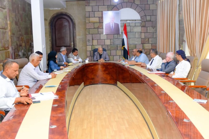 اجتماع بتعز يناقش التقارير المالية  للموارد والانفاق بالمحافظة