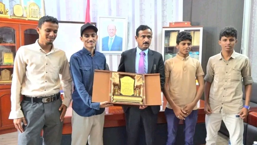 طلاب كلية الطب بجامعة حضرموت يكرّمون المحافظ بن الوزير تقديرًا لجهوده ودعمه المتواصل