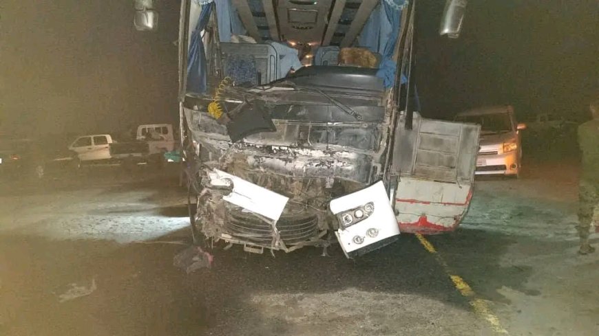 عاجل.. وفاة 3 أشخاص وإصابة آخرين في حادث مروري مروّع بين طقم وباص نقل جماعي بأبين
