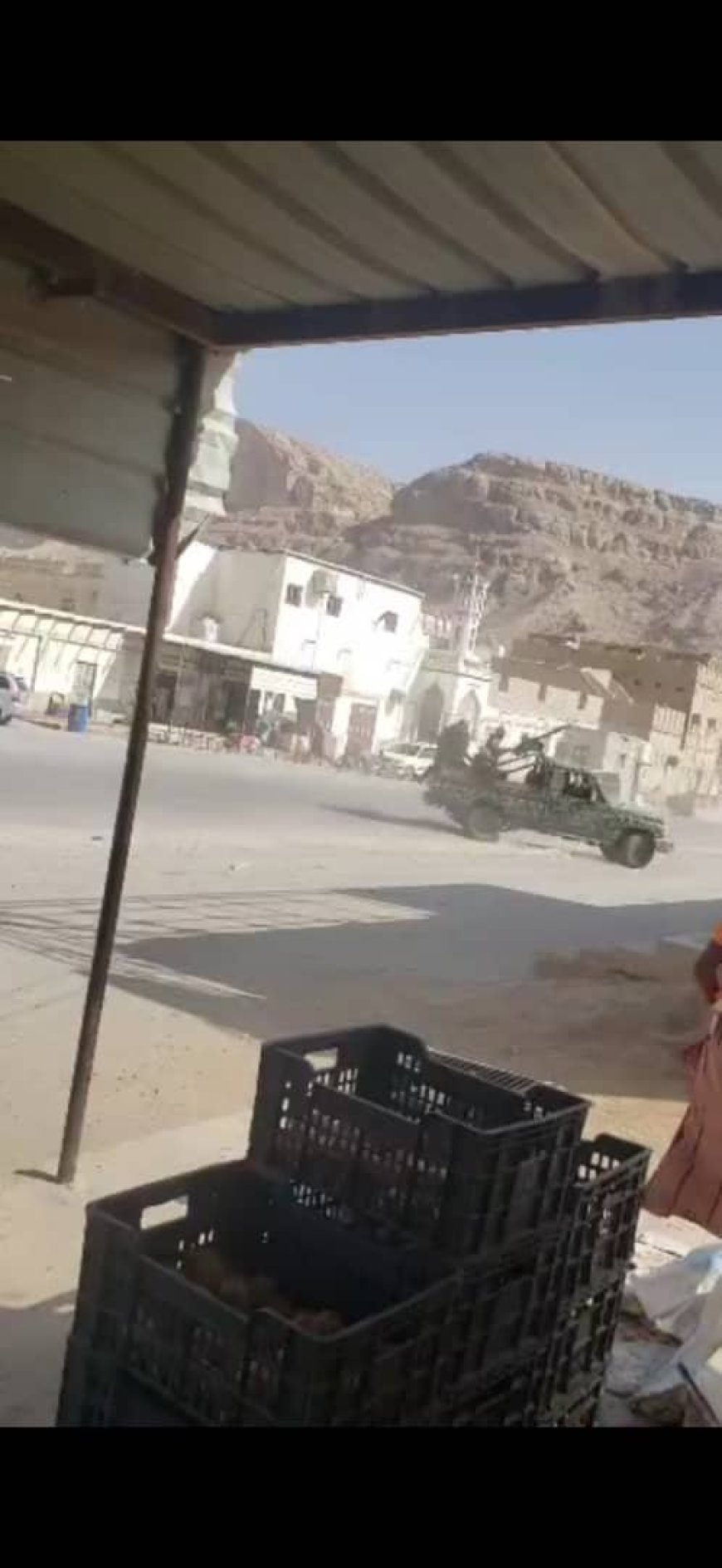 قوات عسكرية تقتحم مدينة تريم لتحرير شاحنات محتجزة وسط إطلاق نار وسقوط ضحايا