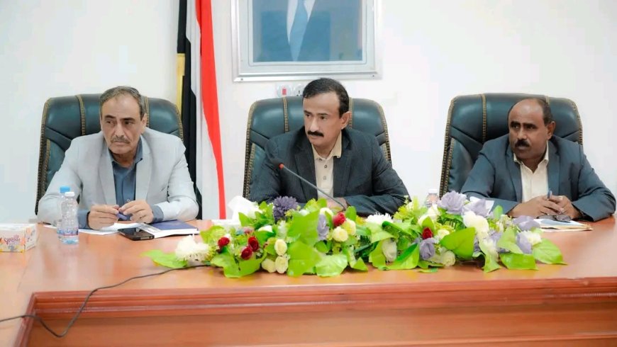 المحافظ بن الوزير يترأس اجتماعًا موسعًا لمدراء المكاتب والجهات الإيرادية ويتخذ عدد من الإجراءات