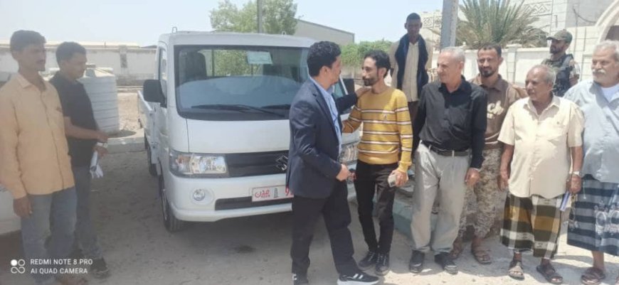 مدير عام البريقة يسلم قسم العوائق بأشغال المديرية سيارة جديدة