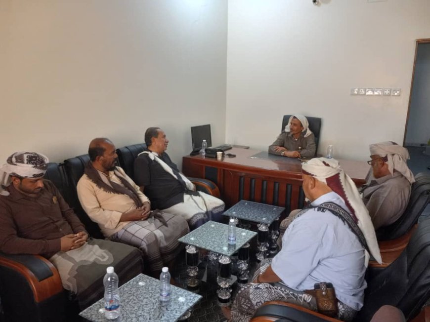 مدير عام أوقاف شبوة يلتقي أهالي حي (611) بعتق للحفاظ على دور العبادة والمرافق الدينية