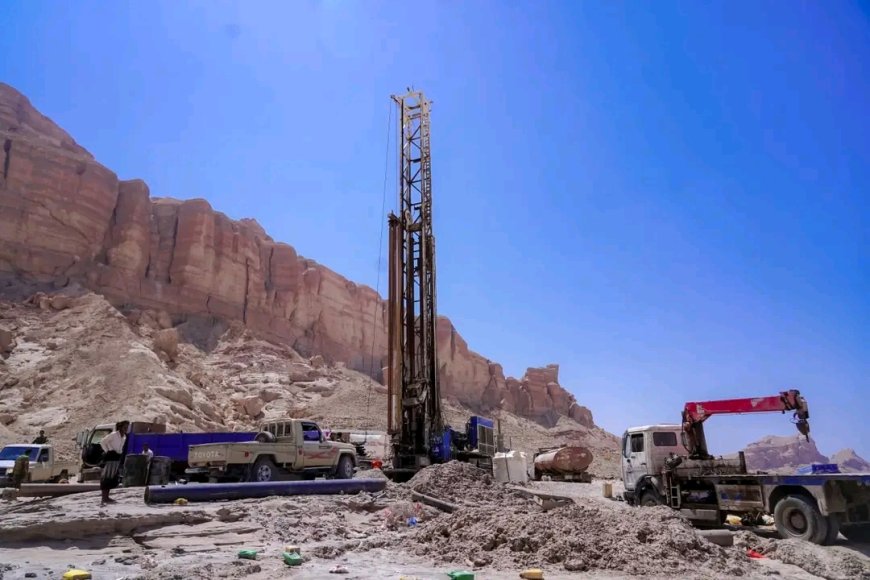 المحافظ بن الوزير يتفقد سير العمل في مشروع البئر الارتوازية لقرى خليفة عتق