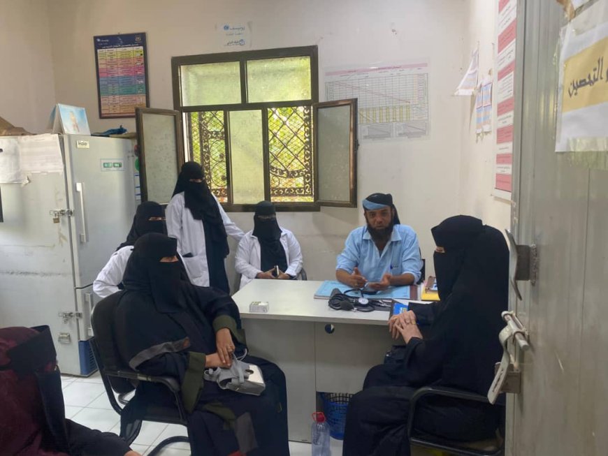 فريق من مجلس المستشارين يطّلع على عمل مراكز الرعاية الصحية للأمومة والطفولة بمحافظة لحج