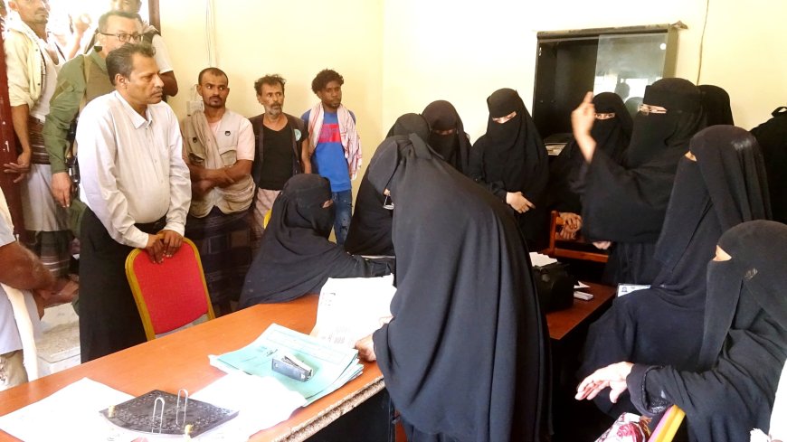 محافظ أبين يلتقي مدير عام الخدمة المدنية والتأمينات لمناقشة أوضاع المبعدين والمنقطعين عن وظائفهم