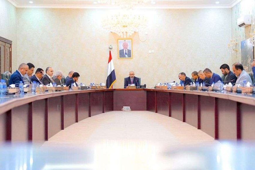 اللجنة العليا للإيرادات تشدد على إلزام كافة الجهات الحكومية بتوريد إيراداتها إلى البنك المركزي بعدن