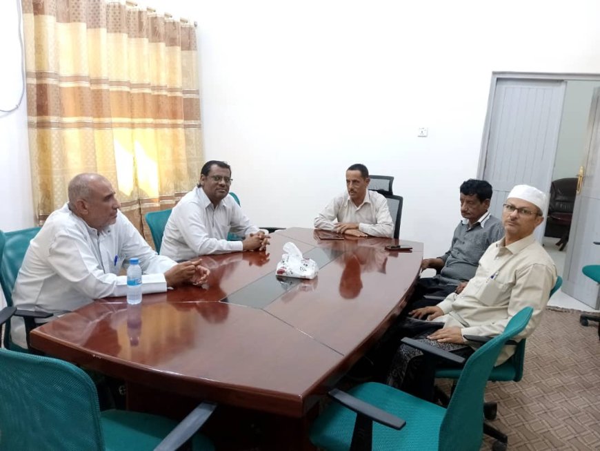 مدير عام صحة وادي وصحراء حضرموت يناقش آلية متابعة المنشآت الطبية الخاصة والصيدليات ومخازن الادوية في تعديل أسعار الأدوية والخدمات الطبية