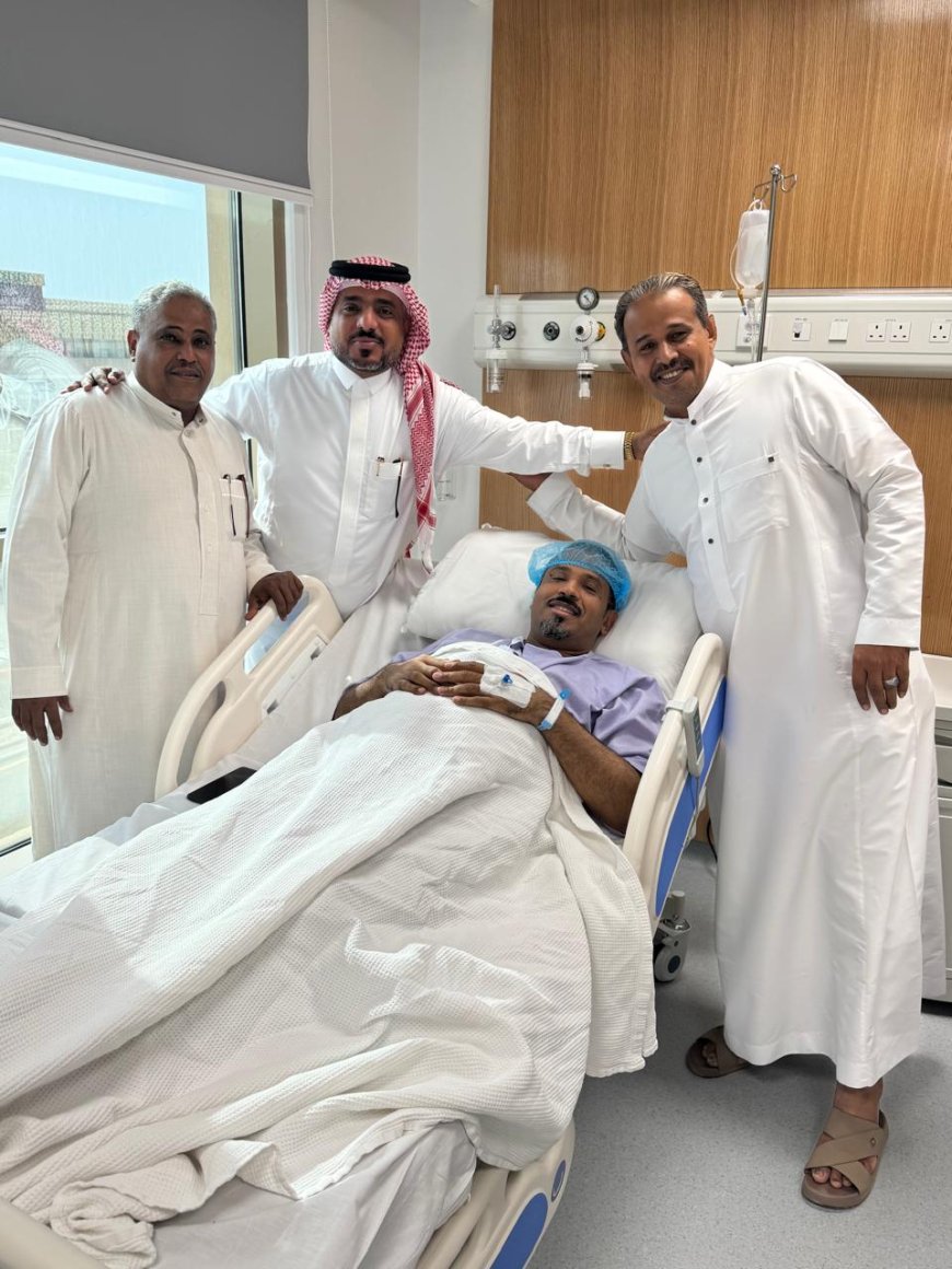 جدة.. الشيخ طارق بن محفوظ يطمئن على صحة الكاتب عدنان بن عفيف بعد إجراء عملية جراحية