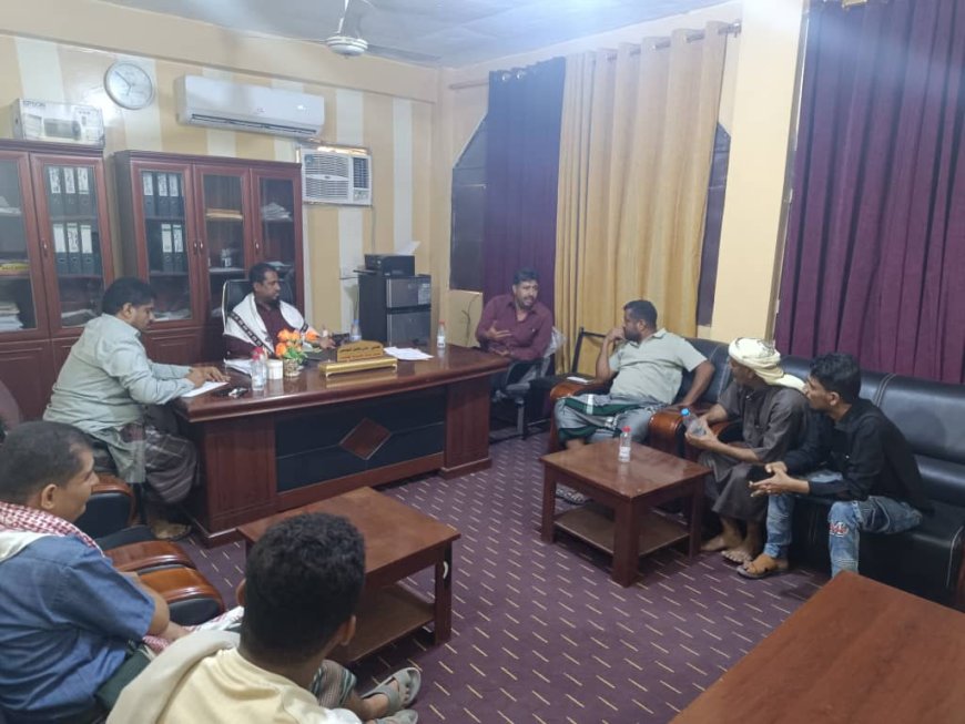 مدير عام خنفر ومدير عام الصناعة والتجارة بأبين يلتقيان بملاك محطات المياه خنفر زنجبار 