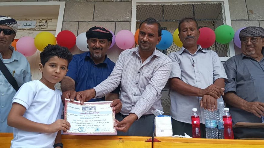 مدرسة "المقيصرة" بيافع - سرار تكرم أوائل الطلاب والمعلمين المبرزين في حفل تكريمي بهيج