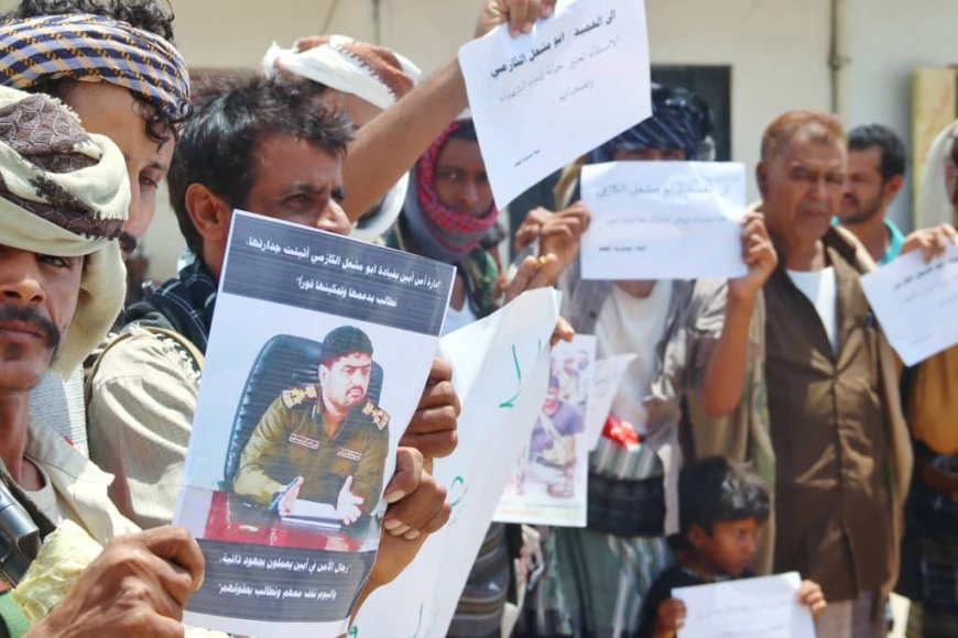 مشائخ وقيادات عسكرية واجتماعية من أبناء المحفد ينظمون وقفة تضامنية مع العميد أبو مشعل الكازمي