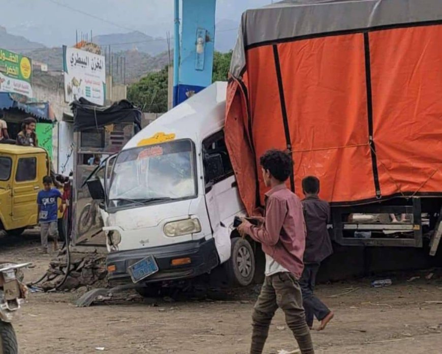 تعز.. إصابات إثر حادث مروري في سوق الأحد بالمواسط