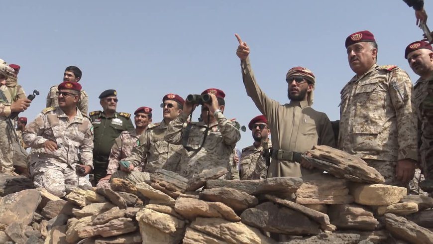وزير الدفاع يتفقد مواقع الفرقة الرابعة بجبهات كتاف والبقع ويشيد بجاهزية القوات