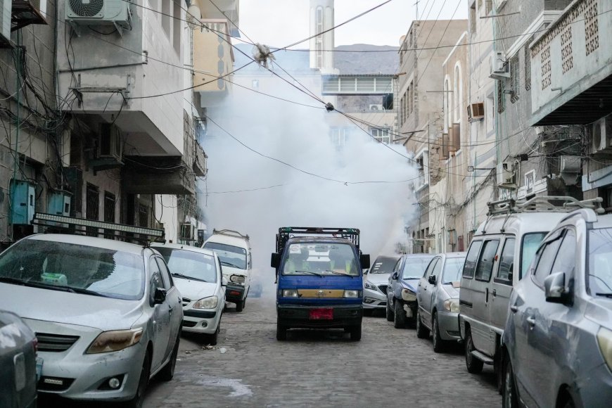 عدن … صحة البيئة بصيرة تنفذ حملة رش ضبابي في أحياء واسعة في المديرية