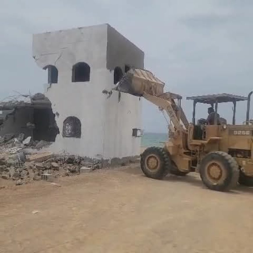 شبوة.. هيئة الأراضي تشرف على إزالة التعديات والبسط العشوائي في منطقة بئر علي بمديرية رضوم