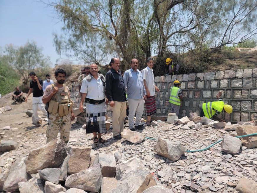 المدير العام بكر الشاعري يتفقد مشروع حماية الأراضي الزراعية في دار السيد بمديرية قعطبة