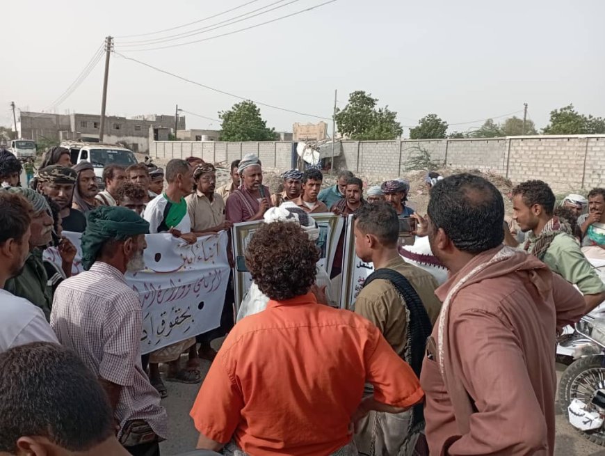 لليوم الثاني على التوالي زنجبار أبين تشهد مسيرة تضامنية مع مدير أمن المحافظة