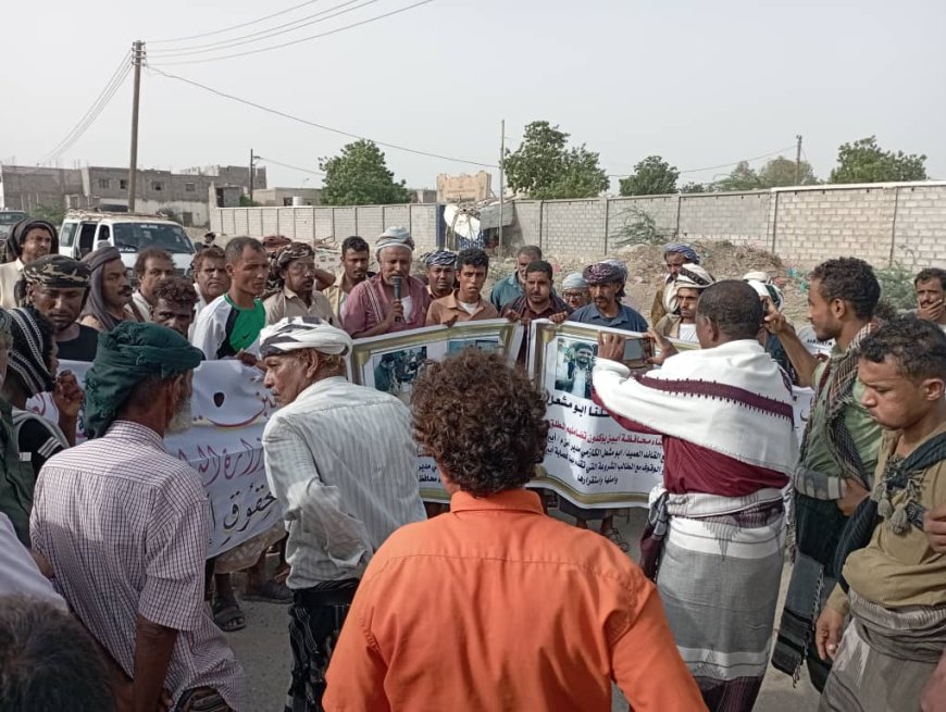 لليوم الثاني على التوالي.. زنجبار أبين تشهد مسيرة تضامنية مع مدير أمن المحافظة 