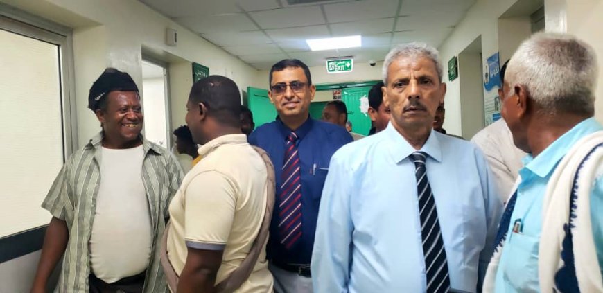 محافظ لحج ومدير عام مكتب الصحة يتفقدان مخيم عمليات العيون بمستشفى ابن خلدون العام