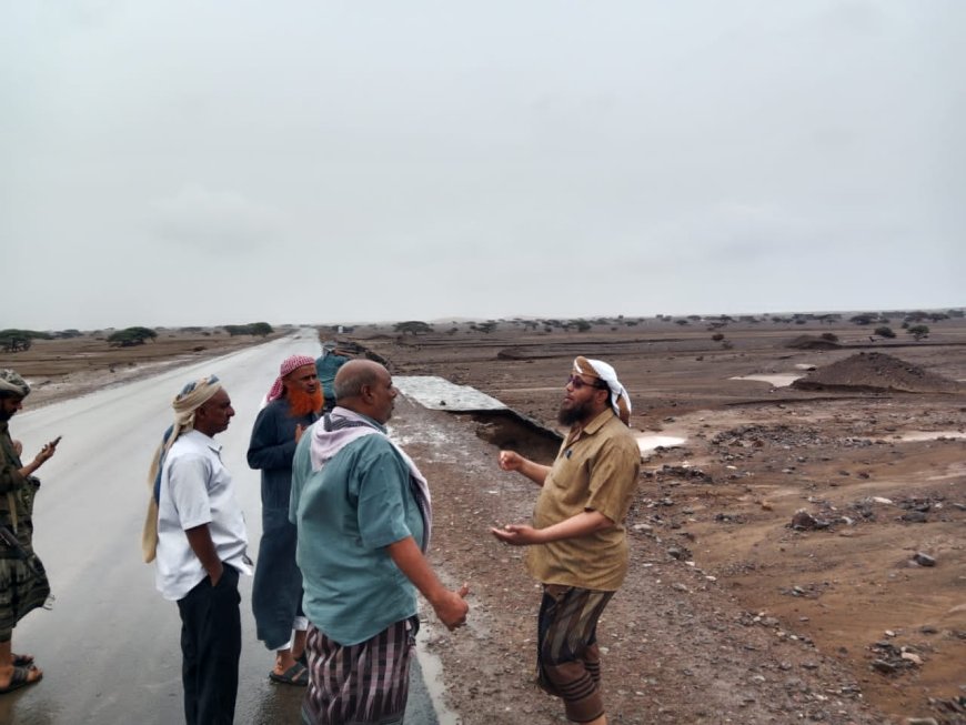 برفقة الامين العام مدير عام المضاربة والعارة بلحج يتفقد اضرار السيول بوادي مرخه ويحث مكتب الاشغال العامة والطرق ومكتب الزراعةرفع تقرير