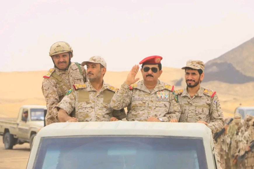 وزير الدفاع يتفقد قوات المنطقة العسكرية السابعة بمأرب ويشيد ببطولات منتسبيها